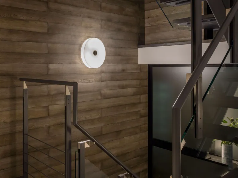 Lampada da parete con diffusore in vetro opale Button di Flos