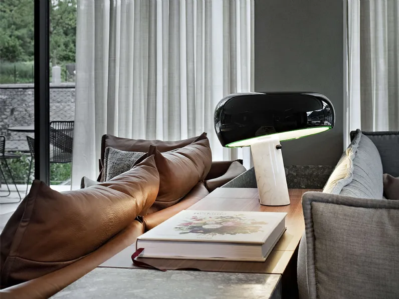 Lampada da tavolo di design Snoopy in metallo verniciato e base in marmo di Flos