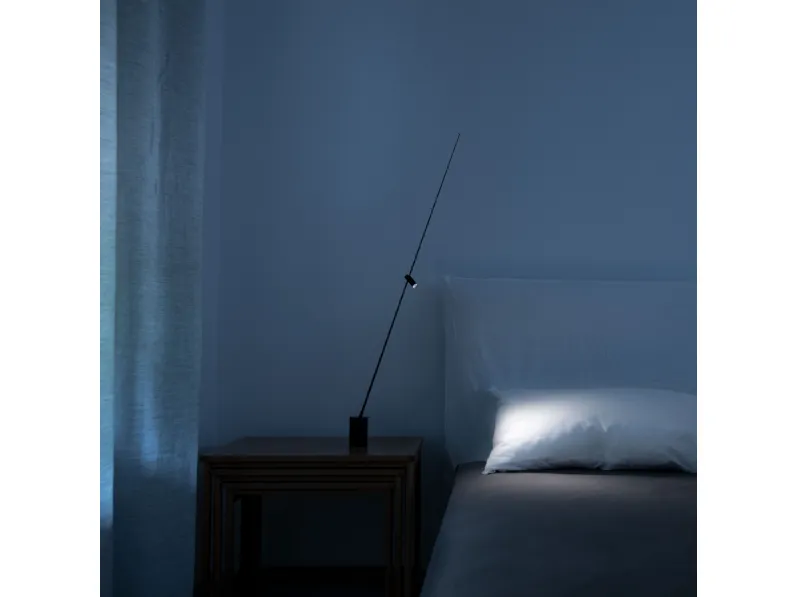 Lampada da tavolo FM in metallo e fibra di carbonio che ricorda una antenna con luce orientabile di Davide Groppi