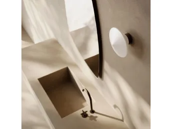 La lampada da parete Foam di Il Fanale unisce design essenziale e illuminazione d'atmosfera.