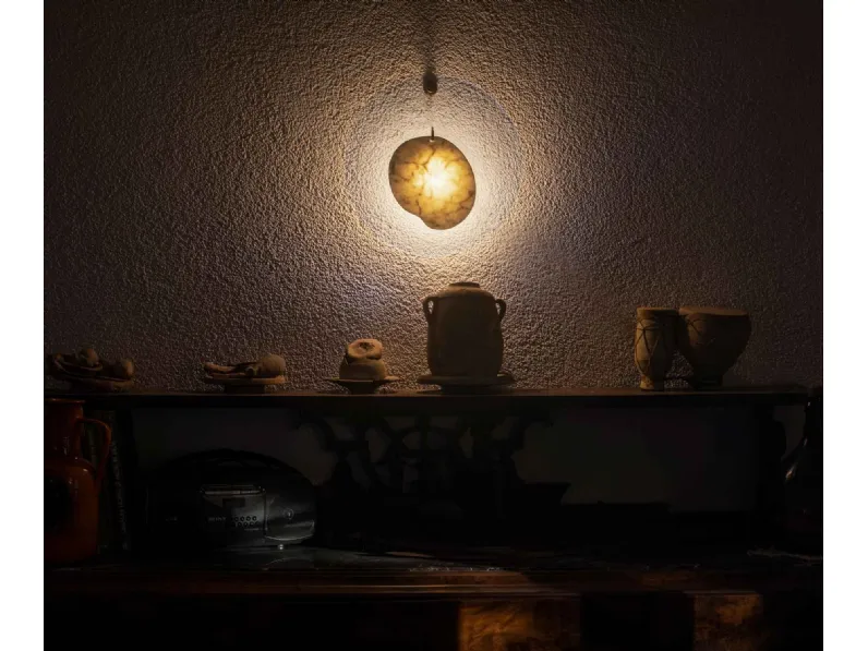 Lampada da parete con elemento in marmo collocato al centro di un disco in polimetilmetacrilato trasparente Gem di Foscarini