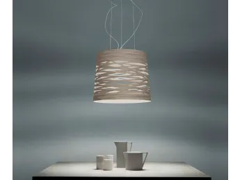 Foscarini Luce Tress è una lampada a sospensione in vetro soffiato trasparente colorato con base in 