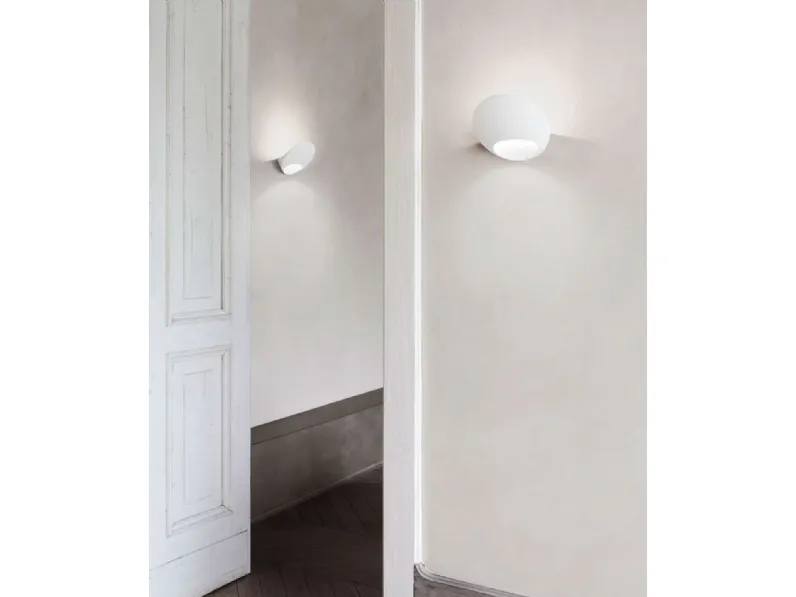 Lampada da parete in alluminio dalla forma morbida e regolare Garbì di Luceplan