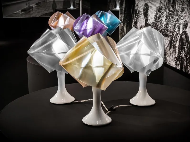 Lampada dinamica e versatile disponibile in vari colori Gemmy Prisma Table di Slamp
