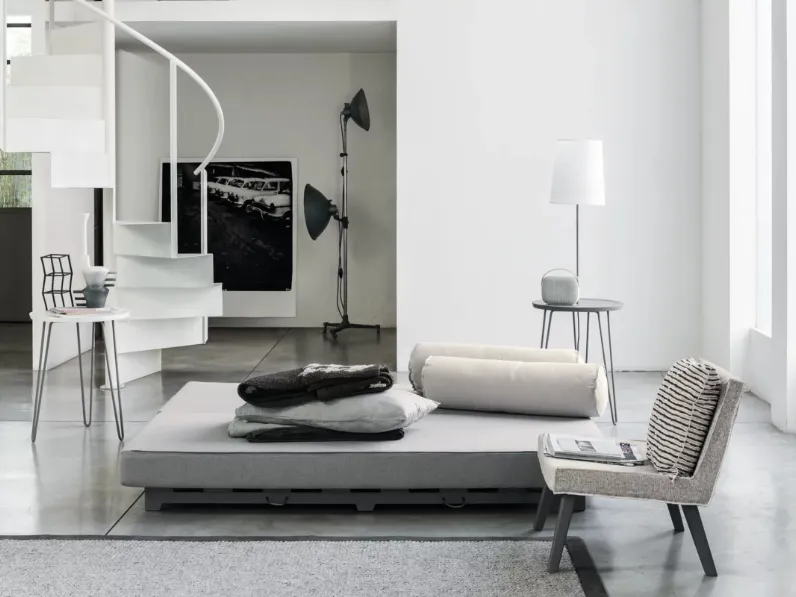 Lampada da terra LC 47 in acciaio e pergamena di Gervasoni