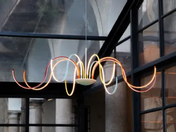 La sospensione Gio di Egoluce unisce design essenziale e illuminazione d'atmosfera.