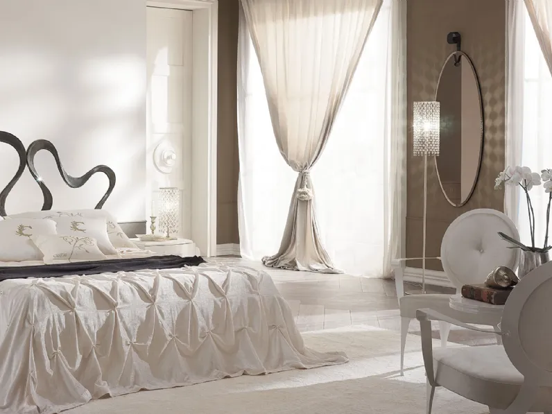 Lampada da terra con struttura in metallo e paralume realizzato con pendenti di vetro a due colori Gioia Piantana di Cantori