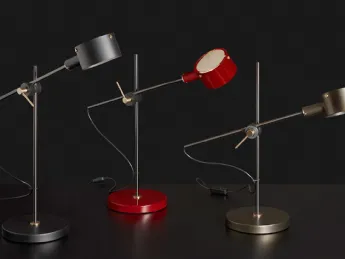 La lampada da tavolo GO di Oluce unisce design iconico e illuminazione d'atmosfera.