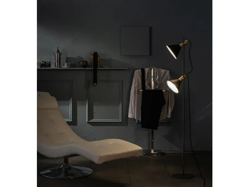 Lampada da terra in metallo con paralume in ottone verniciato Hadar di Stones