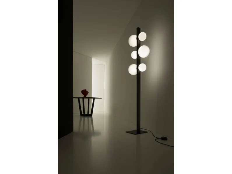 Lampada da terra in alluminio con diffusore in vetro soffiato bianco latte Ics di Vesoi