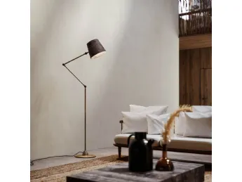 La lampada da terra Reporter di Il Fanale illumina ogni angolo con stile.