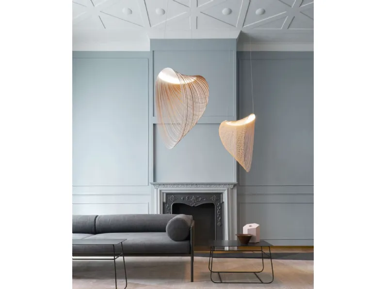 Lampada a sospensione costituita da un corpo molto leg­gero, ottenuto da un multistrato in legno sottile e flessibile, tagliato al laser secondo linee fitte ed equidistanti Illan di Luceplan