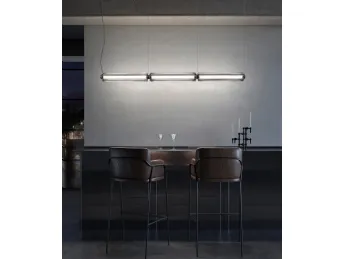 La lampada a sospensione Jeff di Vistosi unisce design contemporaneo e illuminazione elegante.