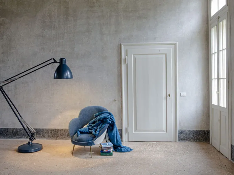 Lampada da terra JJ Big Floor Indoor in alluminio laccato opaco con base in acciaio coordinata in tinta di Leucos