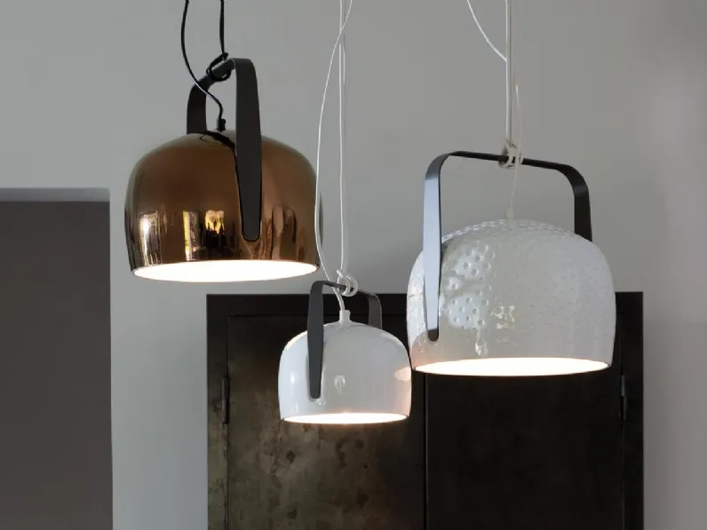 Lampada a sospensione in ceramica bianca o color bronzo con manico in metallo Bag di Karman