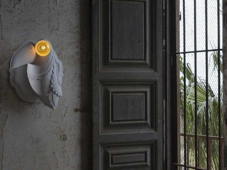 Lampada da parete Cubano, in ceramica a forma di tucano, ispirata a terre lontane di Karman