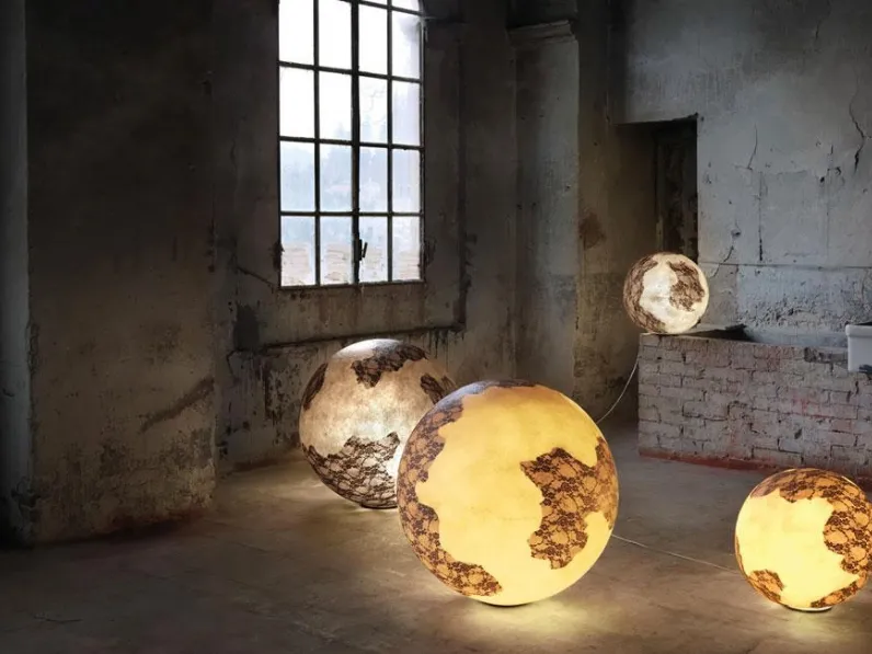 Lampada da terra in vetroresina con inserti in pizzo che ricorda la luna Ululì Ululà di Karman