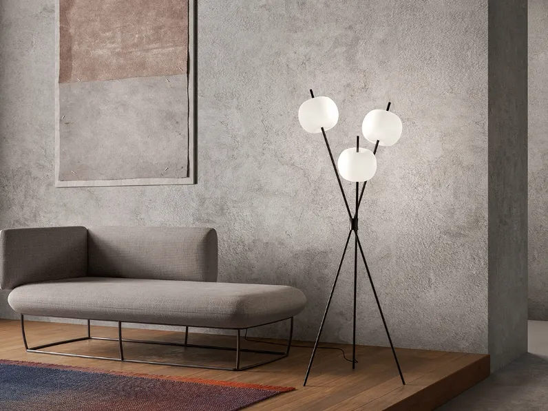 Lampada da terra formata da tre aste sottili e tre diffusori in vetro che si intrecciano fra loro Kushi Floor di Kundalini
