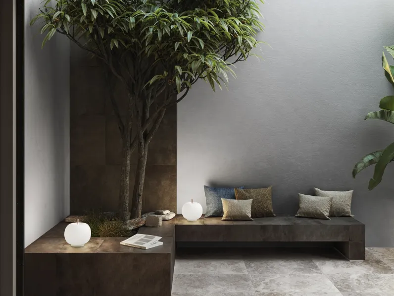 Lampada in vetro dalla forma di una mela anche nella versione mobile per outdoor Kushi Table di Kundalini