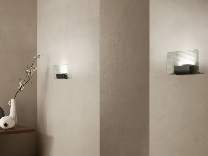 Lampada da parete con diffusore in vetro e struttura in alluminio Nami Wall di Kundalini
