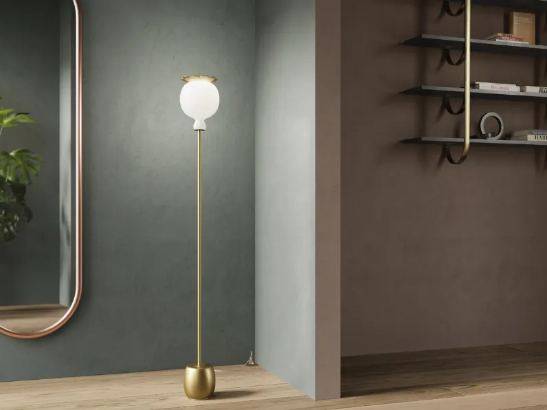 Lampada da terra che ricorda il baccello di un papavero, con diffusore in vetro opaline e struttura in metallo Opyo Floor di Kundalini