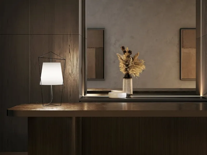 Lampada da tavolo con diffusore in vetro racchiuso in una leggera struttura in metallo Tatu di Kundalini