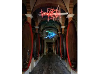 La Traviata Suspension di Slamp è una lampada sospesa che unisce design elegante e illuminazione d'a