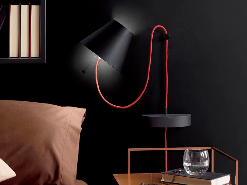 Lampada magnetica da parete Lapilla in metallo con cavo in tessuto rosso di Ronda Design