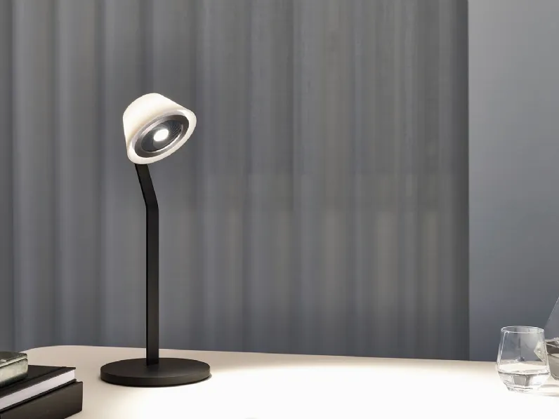 Lampada da tavolo elegante e di design Lei di Occhio
