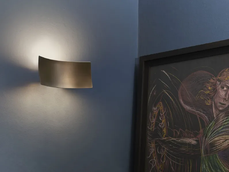 Lampada Lens metallo stampato e curvato da parete di Oluce