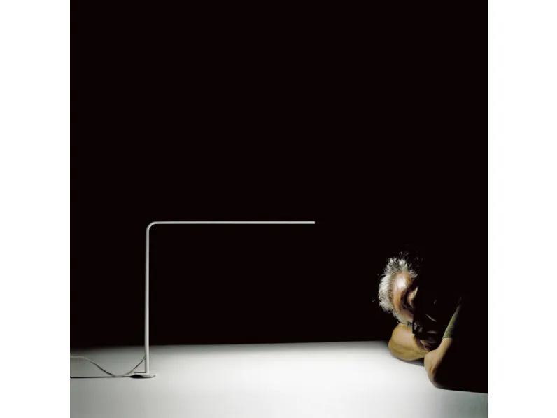 Lampada da tavolo con base magnetica per interni di Davide Groppi