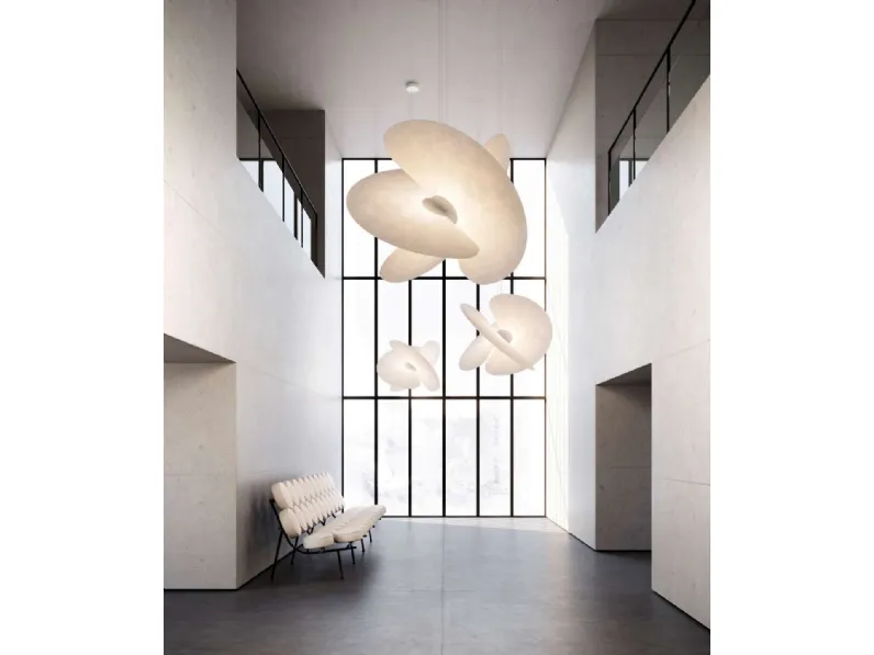 Lampada a sospensione con struttura in metallo che nasce dall’intersezione di tre grandi ventagli Levante di Luceplan