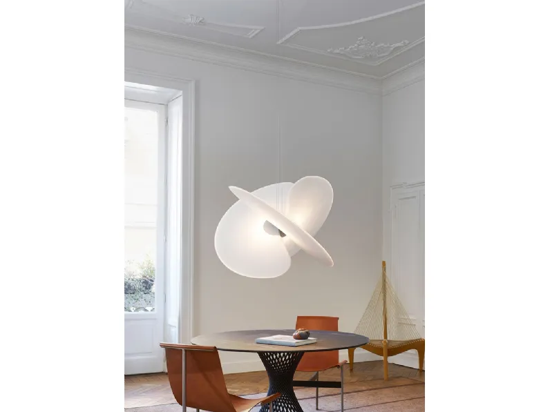 Lampada a sospensione con struttura in metallo che nasce dall’intersezione di tre grandi ventagli Levante di Luceplan