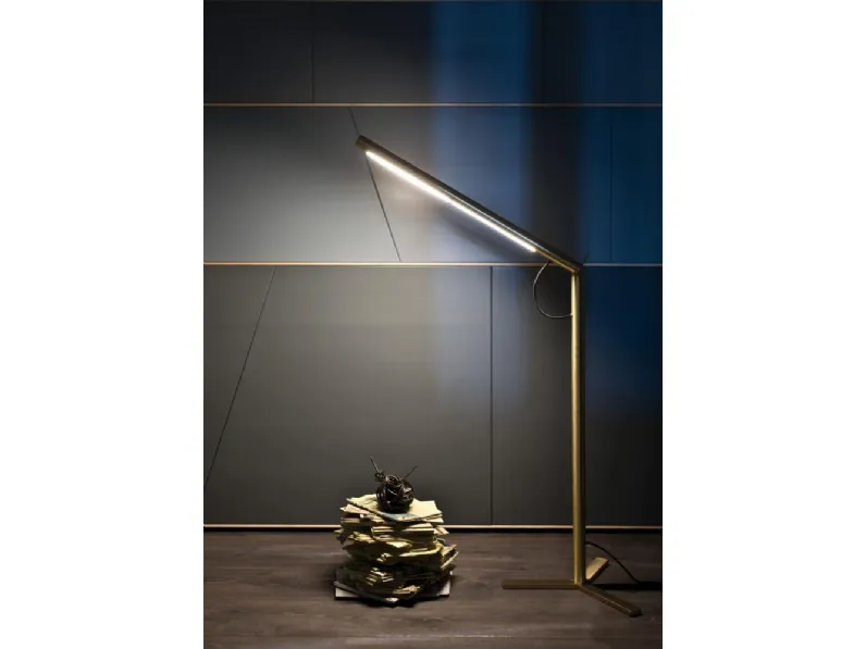 Lampada da terra in ottone satinato Level di Laura Meroni