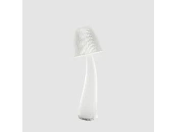 La lampada da tavolo Lullaby di Qeeboo unisce design contemporaneo e funzionalità per illuminare gli
