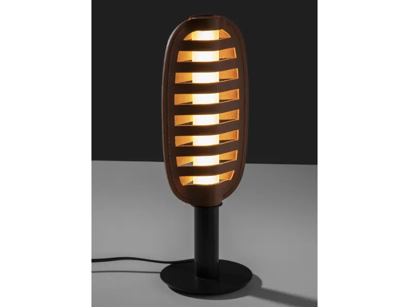 Lampada da tavolo con base in metallo e paralume in cuoio Lume di Enrico Pellizzoni