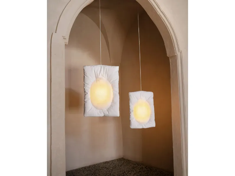 Lampada a sospensione in carta stropicciata Lunar di Tacchini