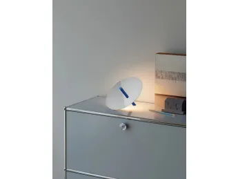 Lampade Luceplan sono realizzate in alluminio pressofuso verniciato bianco opaco. Lunghezza massima 