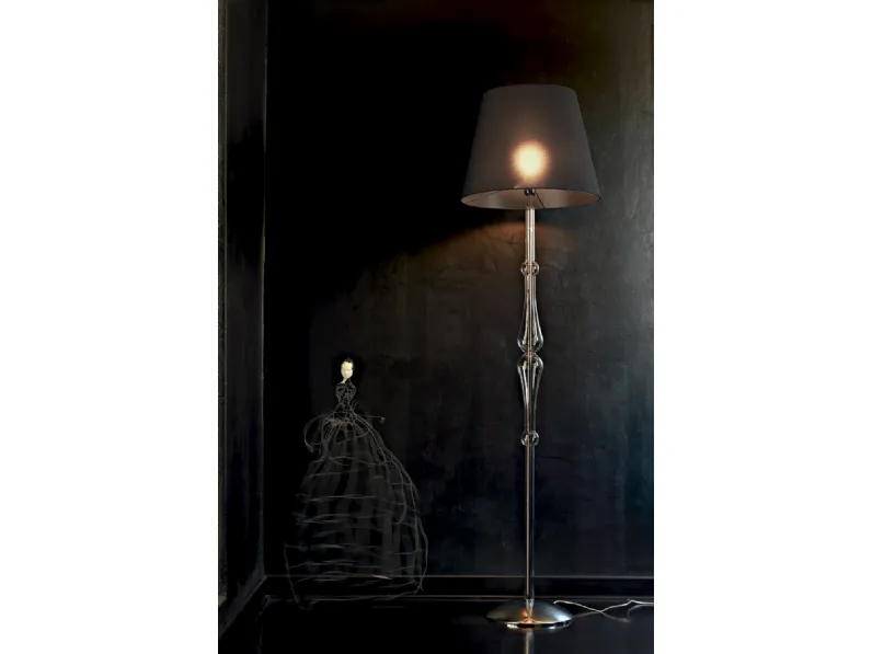 Lampada da terra Miss con struttura cromata,  stelo sagomato in pirex trasparente e paralume in tessuto di Le Fablier