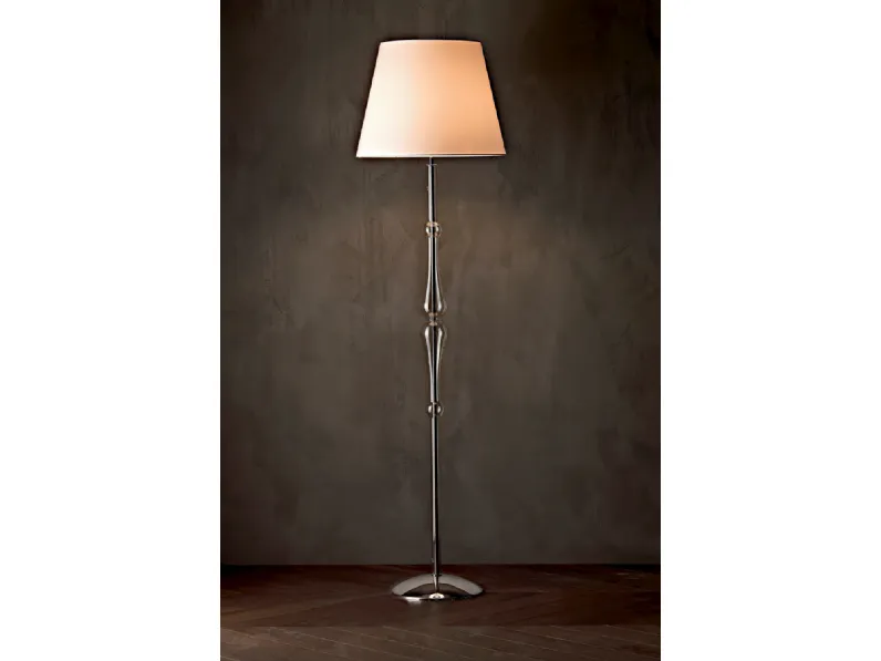 Lampada da terra Miss con struttura cromata,  stelo sagomato in pirex trasparente e paralume in tessuto di Le Fablier