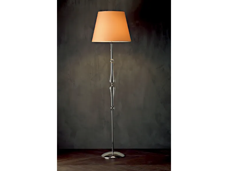 Lampada da terra Miss con struttura cromata,  stelo sagomato in pirex trasparente e paralume in tessuto di Le Fablier