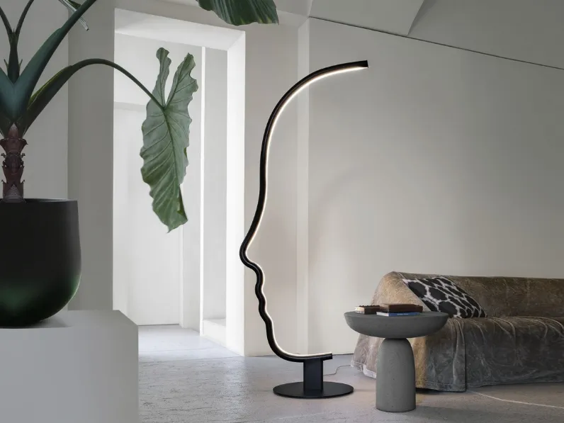 Lampada da terra di design Vis a Vis in legno massello verniciato nero con base in metallo di Mogg