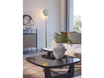 Lampada da terra in ottone Moonbeam, design iconico e raffinato.