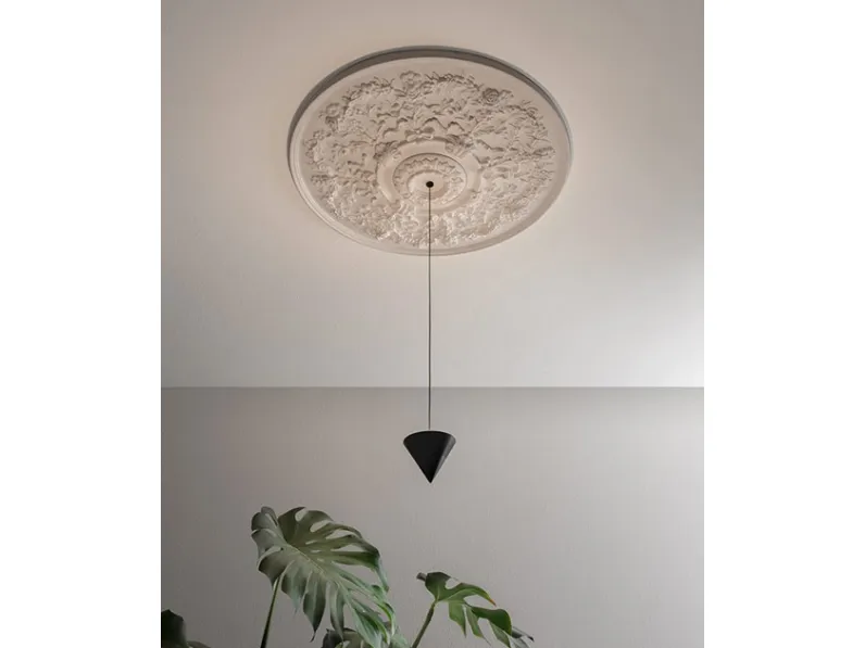 Lampada a sospensione in metallo con rosone in gesso decorato con motivo floreale Moonbloom di Karman