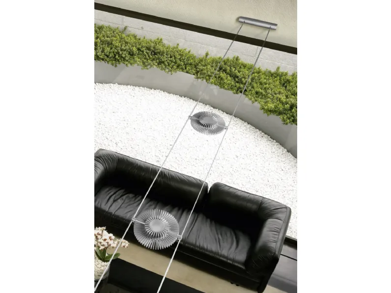 Lampada a sospensione con luce diretta o indiretta grazie alla rotazione del corpo illuminante Newtensoled di Cini&Nils