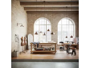 La lampada a sospensione Officina de Il Fanale è un'opera d'arte funzionale che trasforma l'illumina