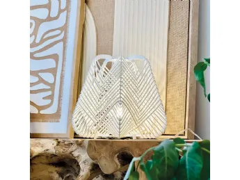 Lampada da tavolo Onna di OLE!, design essenziale per illuminare con stile.