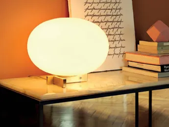 La lampada da tavolo Alba di Oluce è un'opera d'arte funzionale che trasforma ogni ambiente in uno s