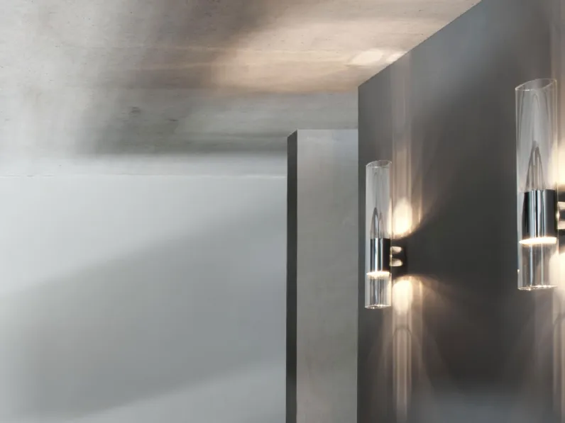 Lampada da parete con diffusore di sagoma ovale realizzato in vetro pyrex trasparente con struttura e schermo riflettente in alluminio lucido Line di Oluce