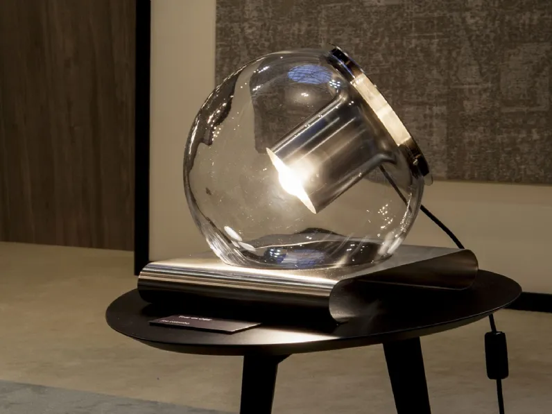 Lampada da tavolo di design in vetro soffiato trasparente con base e struttura in metallo The Globe di Oluce